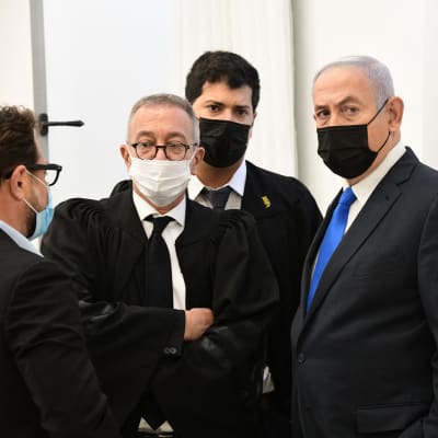 Israelin pääministeri Benjamin Netanyahu ja hänen lakimiehet oikeudessa.