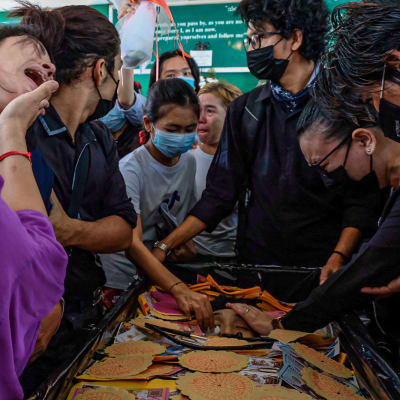 Ihmiset surevat menehtynyttä mielenosoittajaa hautajaissa Yangonissa, Myanmarissa.