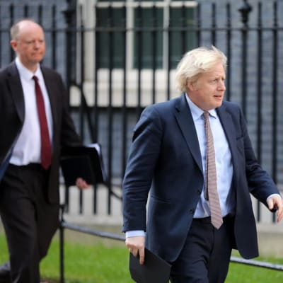 Boris Johnson kävelee kotinsa edessä 10 Downing Streetillä, Lontoossa.