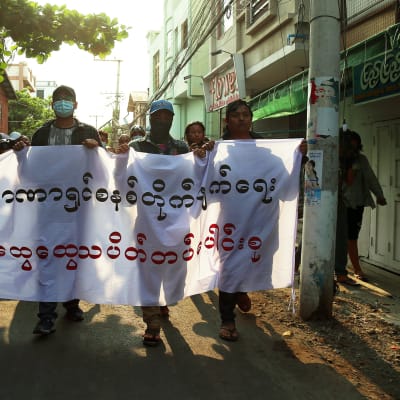 Sotilasjuntan vastainen mielenosoitus Mandalayn kaupungissa.