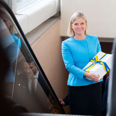 Ruotsin talousministeri Magdalena Andersson saapuu Ruotsin eduskuntaan 2021 budjetin kanssa.