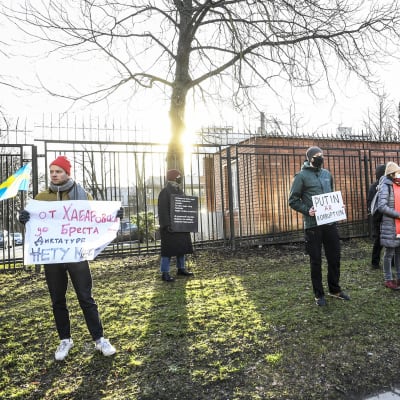 Aleksei Navalnyin vapauttamista vaativa mielenositus Venäjän suurlähetystön edustalla Tukholmassa.