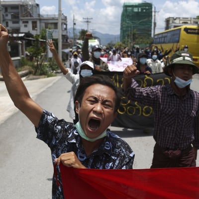 Sotilajunttaa vastustavia mieleneosoittajia Mandalayssa Myanmarissa.