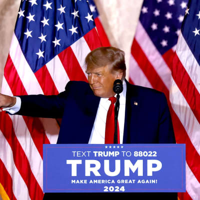 Donald Trump pekar mot publiken.