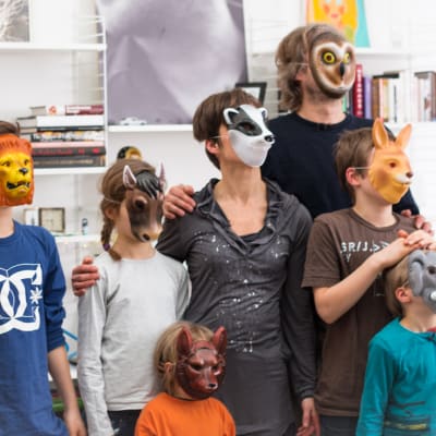Familjen Ahlmark-Mannila med djurmasker framför ansiktet.