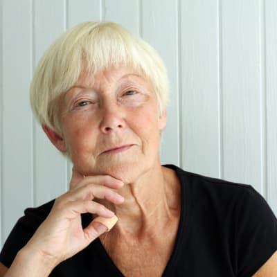 Pensionären Susanna Gulin hjälper invandrarkvinnor att lära sig finska på skyddshemmet Mona