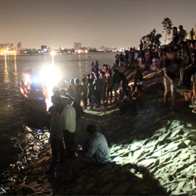 Sökarbetare efter en färjeolycka  i Egypten som krävde minst 15 människoliv i juli 2015.