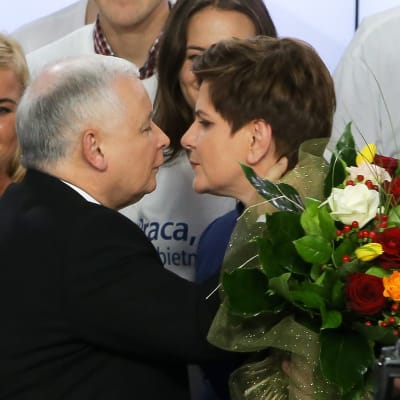 Ordförande för Lag och rättvisa Jaroslaw Kaczynski och partiets premiärministerkandidat Beata Szydlo.
