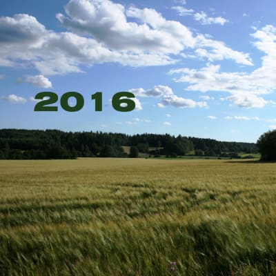 Bild på östnyländska åkrar med åratalet 2016 skrivet i grönt.