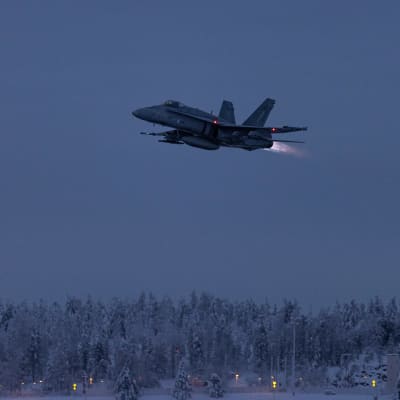Kuvissa F/A-18 Hornet -monitoimihävittäjä.
