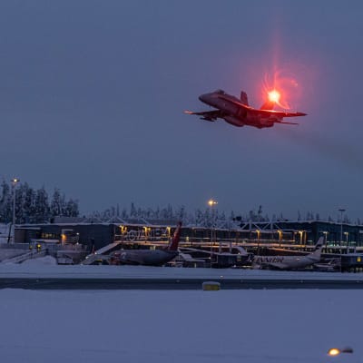  F/A-18 Hornet -monitoimihävittäjä Rovaniemellä. 