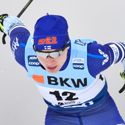 Lauri Vuorinen skidar.