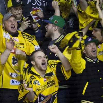 4. Täysi tupa (Yleisöä 5064) sai aihetta riemuun, kun Niko Mikkola teki voittomaaliksi jääneen 3-1-osuman.