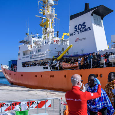 Eurooppaan pyrkiviä pelastava avustuslaiva