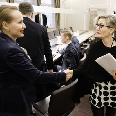 Minna Helle ja Vuokko Piekkala kättelevät valtakunnansovittelijan toimistolla.