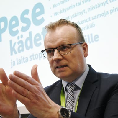  THL:n pääjohtaja Markku Tervahauta THL:n infotilaisuudessa koronaviruksesta.