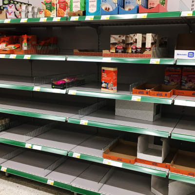 Kuvassa on tyhjähköjä kuiva-ainehyllyjä.