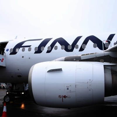 Kuvassa on Finnairin lentokone.