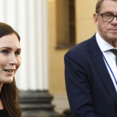 Pääministeri Sanna Marin ja valtiovarainministeri Matti Vanhanen tapasivat tiedotusvälineiden edustajia Säätytalon portailla Helsingissä 14. syyskuuta 2020.