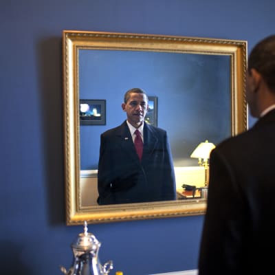 Barac Obama katsoo peiliin hetkeä ennen kuin valan vannomista 2009.