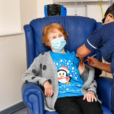 Margaret Keenan saa koronavirusrokotuksen Coventryn sairaalassa.