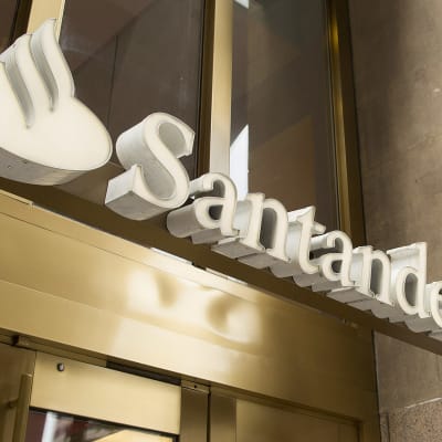 Santander pankin logo seinässä.