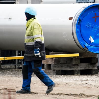 Työntekijä Nord Stream 2: n rakennustyömaalla Saksassa.