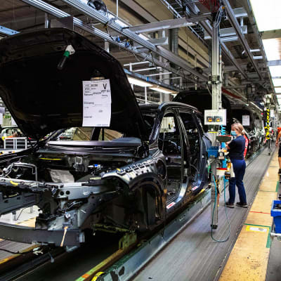 Työntekijä Volvon Torslandan tehtaan liukuhihnalla.