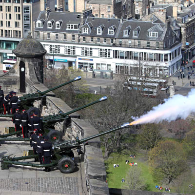 Sotilaat ampuvat kunnialaukauksia vanhoilla tykeillä Edinburghissa.