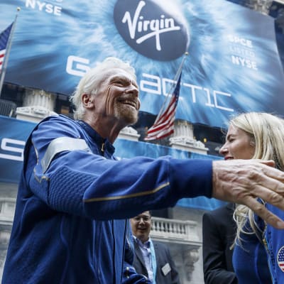 Brittiläinen Virgin-imperiumin luoja Richard Branson New Yorkin pörssitalon edessä.