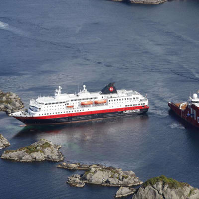 Hurtigruttens fartyg körde på grund i Norge.