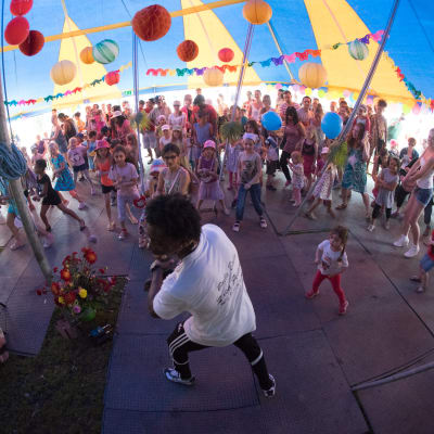 Lapset tanssivat Maailma kylässä -festivaaleilla 2014