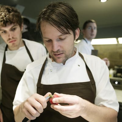 Huippukokki pyrkii täydellisyyteen. Kuvassa Noman perustaja René Redzepi.