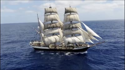 Segelfartyg med 2 mastar i blått hav fotat med drönare