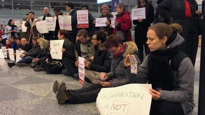 Demonstranter vid flygplast.