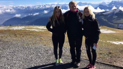 Lina, Lotta och Lycke Karlsson i Schweiz med bergstoppar i bakgrunden.