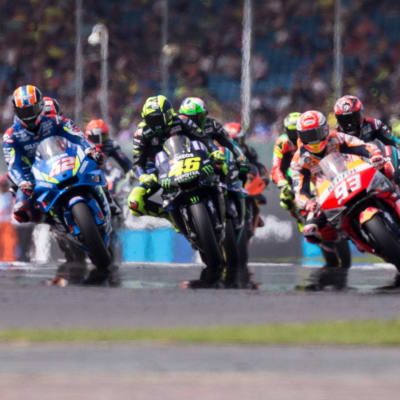 MotoGP-förare i farten.