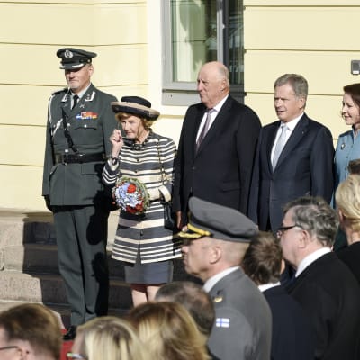 Tasavallan presidentti Sauli Niinistö ja rouva Jenni Haukio ottivat Norjan kuninkaan Haraldin ja kuningatar Sonjan presidentinlinnassa.