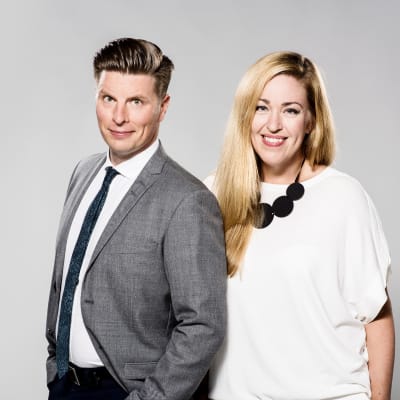 Markus Liimatainen ja Annika Damström juontavat  A-teema: Seksuaalista häirintää -ohjelman suoran lähetyksen.