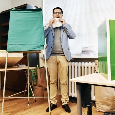 Jimmie Åkesson äänestää Tukholmassa.