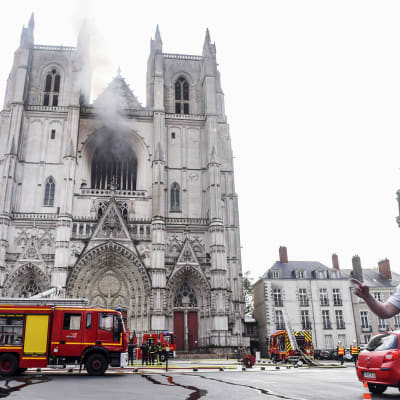 Kuvassa on tulipalossa kärsinyt Nantesin katedraali.