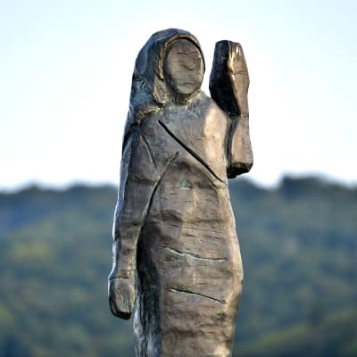 Melanie Trumpia esittävä patsas Slovenian Sevnicassa.