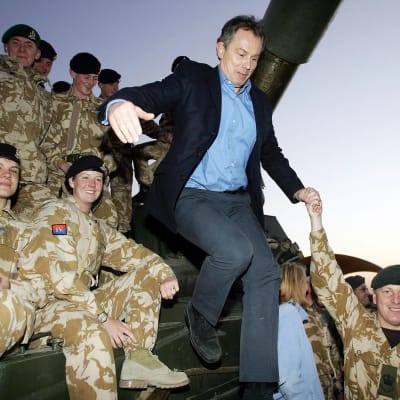 Tony Blair brittisotilaiden kanssa Basrassa, Irakissa, joulukuussa 2004.