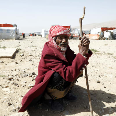 Iäkäs jemeniläismies YK:n ylläpitämällä pakolaisleirillä Amranissa Jemnissä.