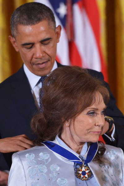 USA:s president Barack Obama lägger på presidentens frihetsmedalj till countrysångaren Loretta Lynn.