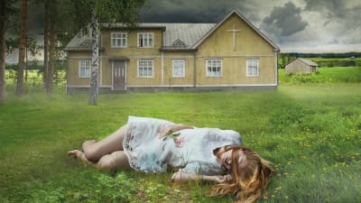 En död flicka ligger framför ett bönehus. Omslag till Nilla Kjellsdotters deckare Himmelsgården.