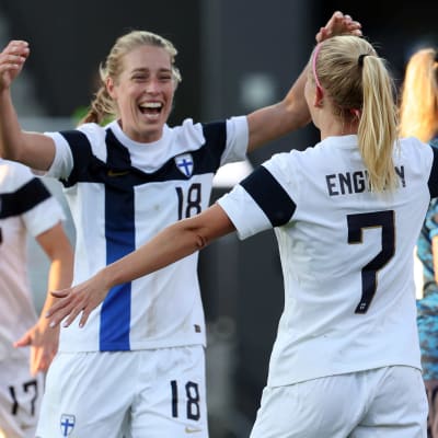 Linda Sällström jublar efter mål i landslaget.