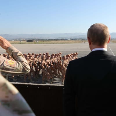Venäjän presidentti Vladimir Putin vieraili Hmeimimin tukikohdassa Syyriassa 11.11.2017.