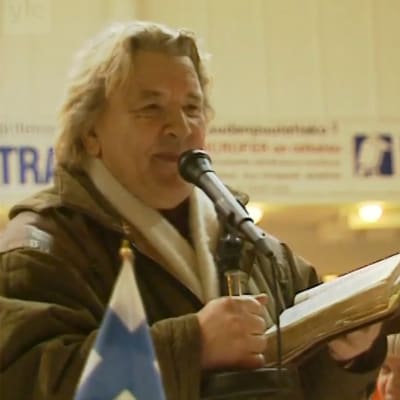 Veikko Hursti puhumassa joulujuhlassa.