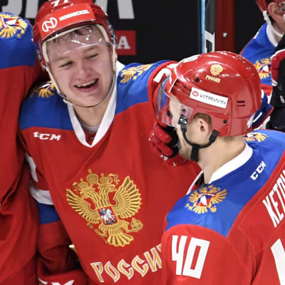 Rysslands hockeylandslag jublar.
